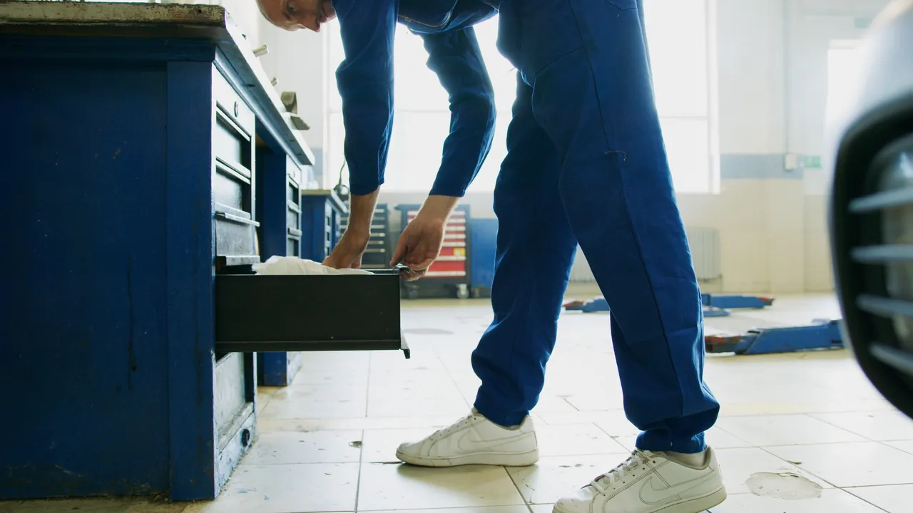 Técnico uniformizado fazendo manutenção